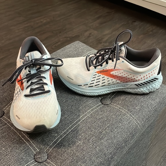 Brooks Shoes - Brooks Adrenaline 21 size 8 make me an offer ♥️ perfect for summer!!!!